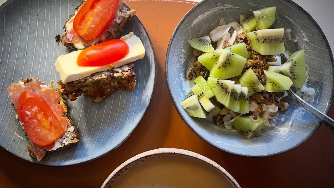 En härlig promenad innan frukost belönas med en skål yoghurt med kiwi och granola, samt smörgåsar med tomat och pålägg.