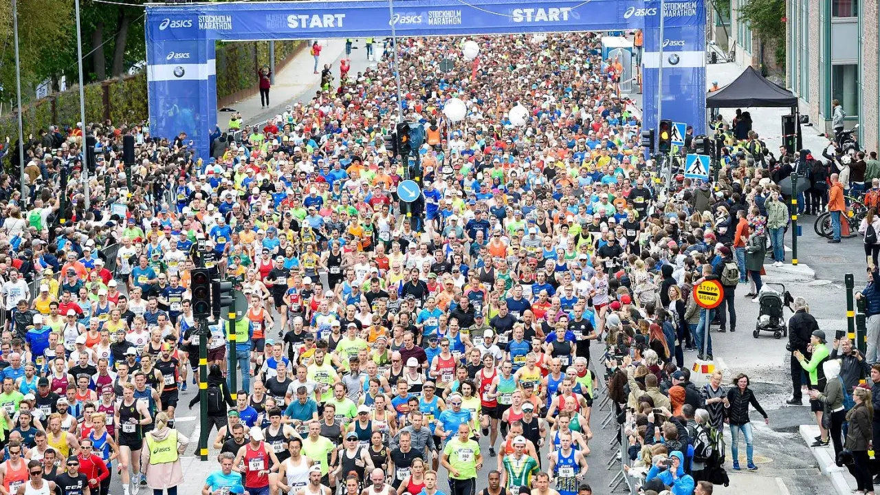 Enorm folkmassa vid starten av rekord Stockholm Marathon. Tusentals löpare redo att springa.