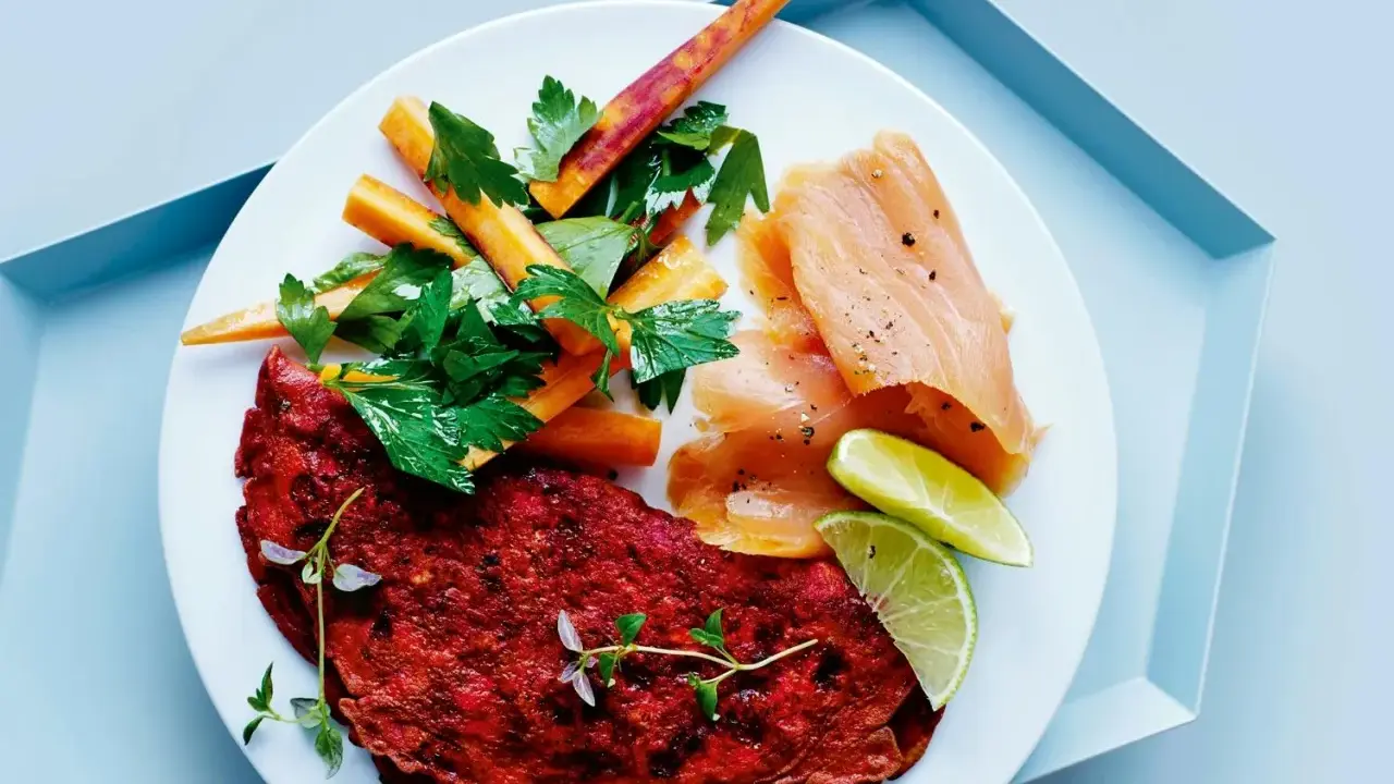 Rödbetsplätt med rökt lax, morötter och lime. En proteinrik måltid med cirka 120 gram protein.