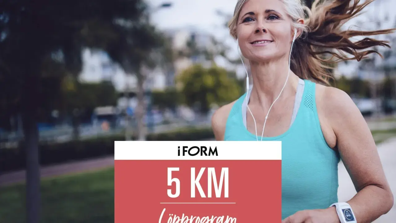 Glad kvinna med hörlurar springer 5 km. iForm 5 KM Löpprogram.