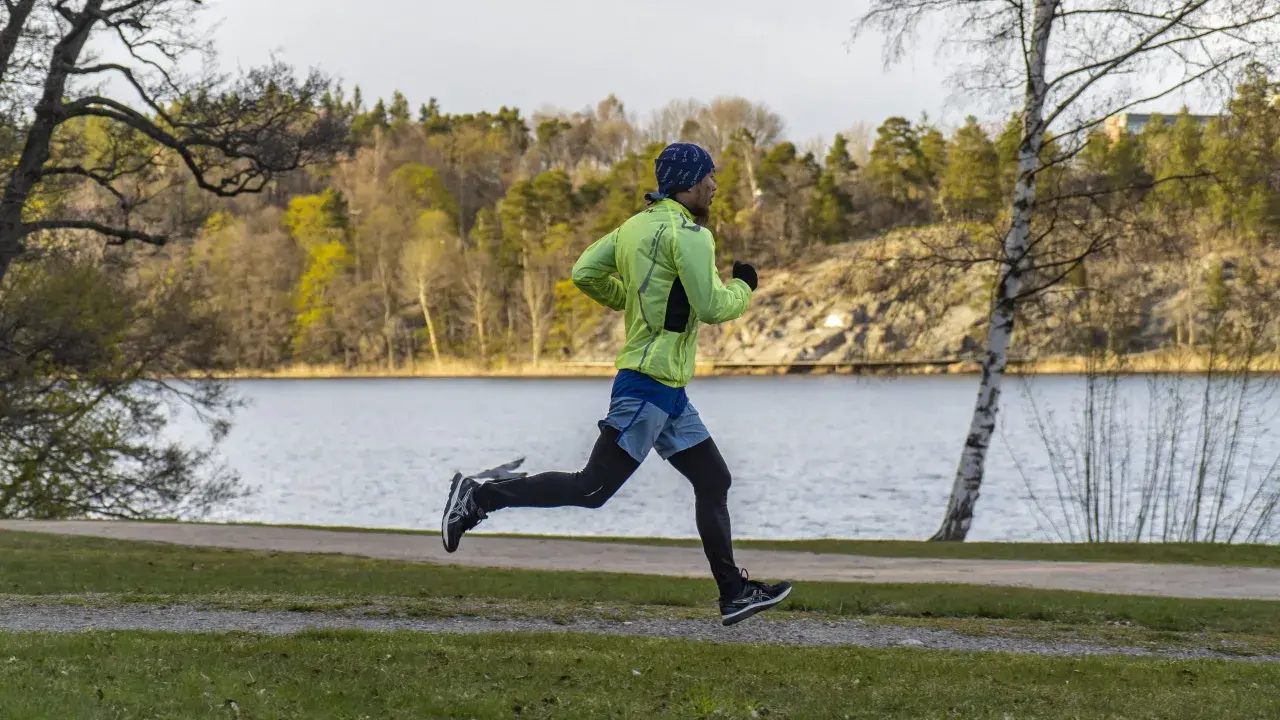 Man joggar 20 minuter varje dag längs en sjö i vacker natur.