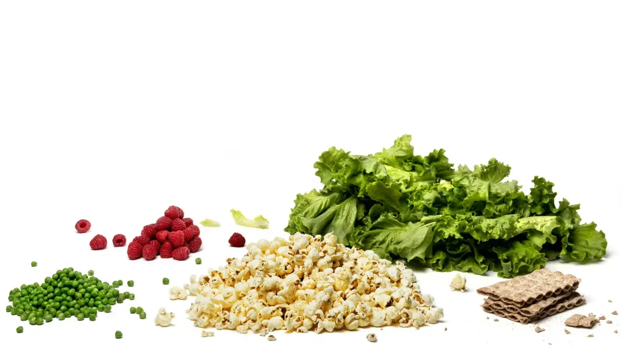 Ärtor, hallon, popcorn, sallad och knäckebröd – en fiberrik mat för en hälsosam livsstil.