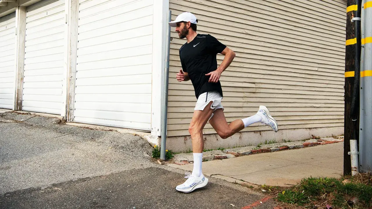 Man springer längs en trottoar, hans vader visar tecken på en gastrocnemius ruptur.