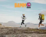 Två löpare springer över kargt fjällandskap. BAMM-loggan syns högt upp.