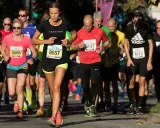 Kvinnlig löpare med nummer 8657 i Stockholm halvmaraton. Hon fokuserar på sitt halvmaraton tid.
