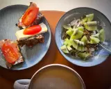 En härlig promenad innan frukost belönas med en skål yoghurt med kiwi och granola, samt smörgåsar med tomat och pålägg.