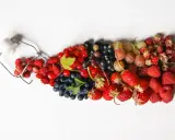 En flod av sommarbär: jordgubbar, blåbär, hallon, vinbär och krusbär. Hjortron nyttigt och gott!