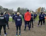 Ett team från TSM Running samlas utomhus, redo för träning.