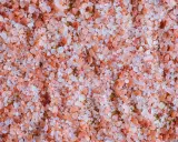 Rosa Himalayasalt, en källa till natrium i mat, med sina unika kristaller som ger smak och färg.