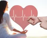 Kvinna i meditation med hjärtgrafik och puls som visar normal vilopuls.