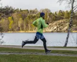 Man joggar 20 minuter varje dag längs en sjö i vacker natur.