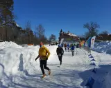 Löpare i snöig terräng, på väg mot en finishlinje. Kanske ett backyard ultra rekord sätts idag!