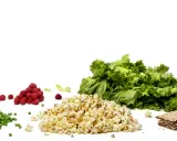 Ärtor, hallon, popcorn, sallad och knäckebröd – en fiberrik mat för en hälsosam livsstil.