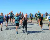 Barn springer i ett torekov swimrun-lopp.