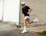 Man springer längs en trottoar, hans vader visar tecken på en gastrocnemius ruptur.