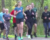 En grupp löpare njuter av en löprunda i skogen, en härlig lopp i Stockholm.