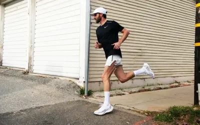 Man springer längs en trottoar, hans vader visar tecken på en gastrocnemius ruptur.