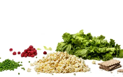 Ärtor, hallon, popcorn, sallad och knäckebröd – en fiberrik mat för en hälsosam livsstil.