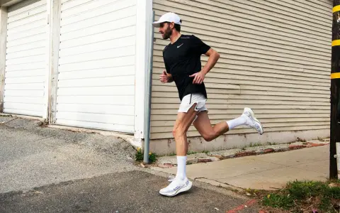 Man springer längs en trottoar, hans vader visar tecken på en gastrocnemius ruptur.