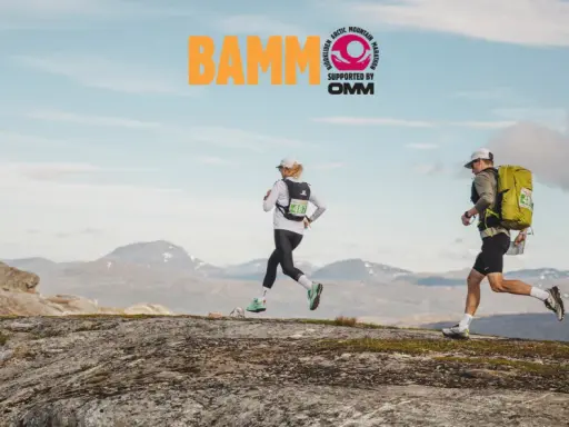 Två löpare springer över kargt fjällandskap. BAMM-loggan syns högt upp.