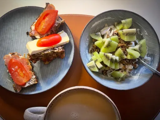 En härlig promenad innan frukost belönas med en skål yoghurt med kiwi och granola, samt smörgåsar med tomat och pålägg.