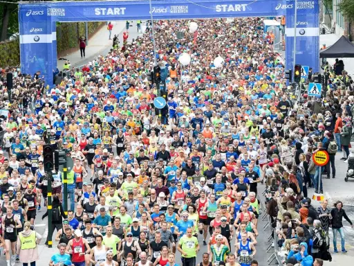 Enorm folkmassa vid starten av rekord Stockholm Marathon. Tusentals löpare redo att springa.