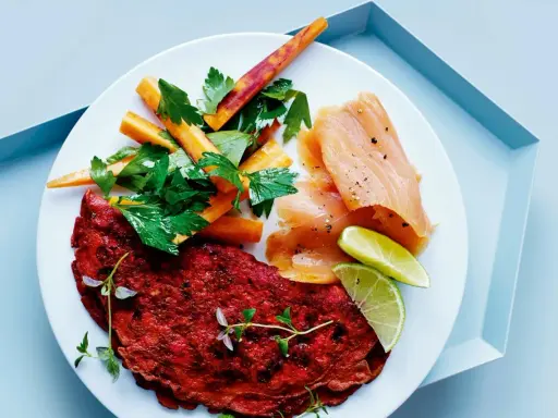 Rödbetsplätt med rökt lax, morötter och lime. En proteinrik måltid med cirka 120 gram protein.