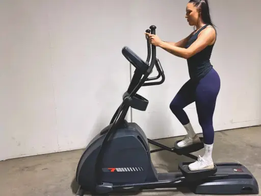 Kvinna tränar på crosstrainer och bygger upp sina muskler.