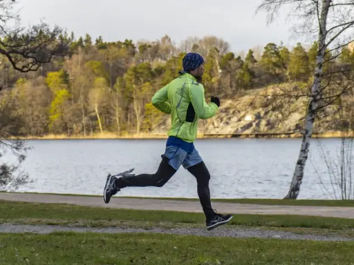 Man joggar 20 minuter varje dag längs en sjö i vacker natur.