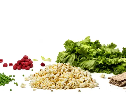 Ärtor, hallon, popcorn, sallad och knäckebröd – en fiberrik mat för en hälsosam livsstil.