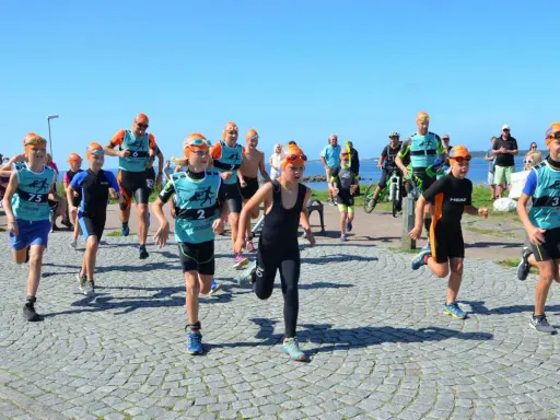 Barn springer i ett torekov swimrun-lopp.