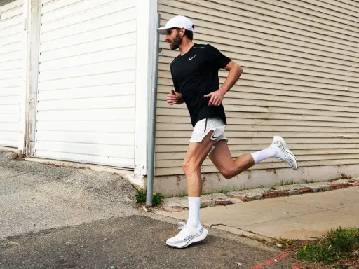 Man springer längs en trottoar, hans vader visar tecken på en gastrocnemius ruptur.