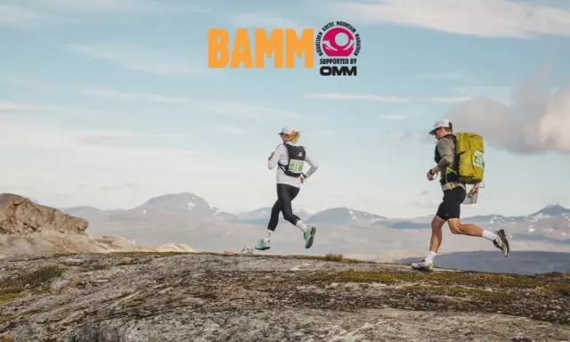 Två löpare springer över kargt fjällandskap. BAMM-loggan syns högt upp.