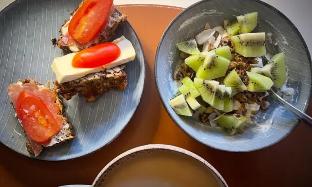 En härlig promenad innan frukost belönas med en skål yoghurt med kiwi och granola, samt smörgåsar med tomat och pålägg.