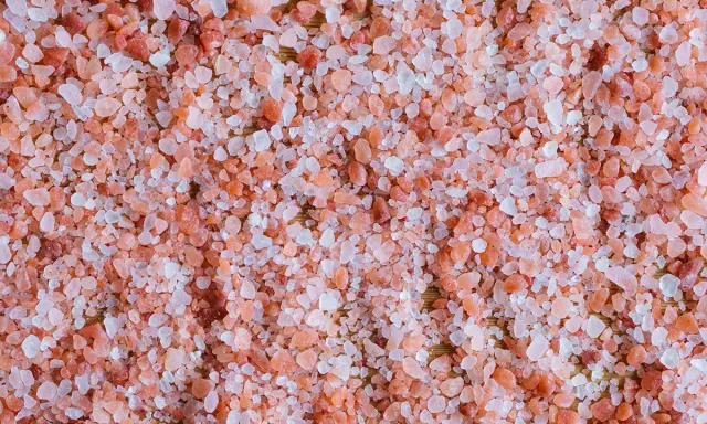 Rosa Himalayasalt, en källa till natrium i mat, med sina unika kristaller som ger smak och färg.