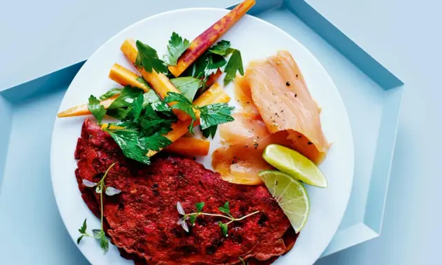 Rödbetsplätt med rökt lax, morötter och lime. En proteinrik måltid med cirka 120 gram protein.