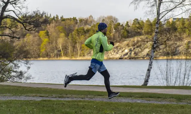 Man joggar 20 minuter varje dag längs en sjö i vacker natur.