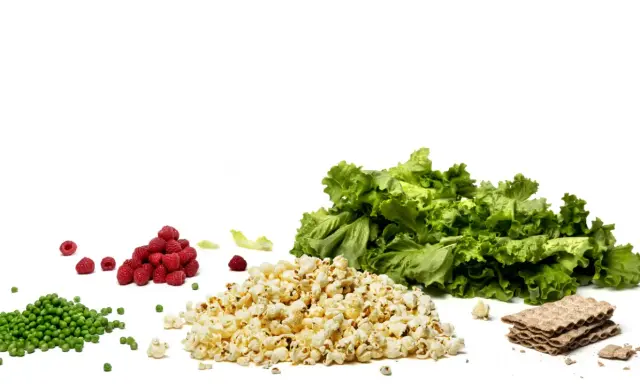 Ärtor, hallon, popcorn, sallad och knäckebröd – en fiberrik mat för en hälsosam livsstil.