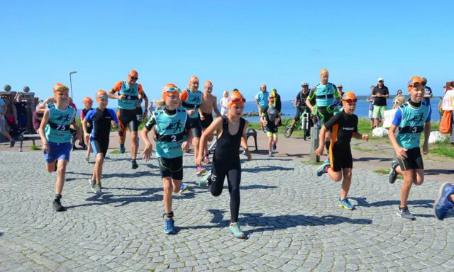 Barn springer i ett torekov swimrun-lopp.
