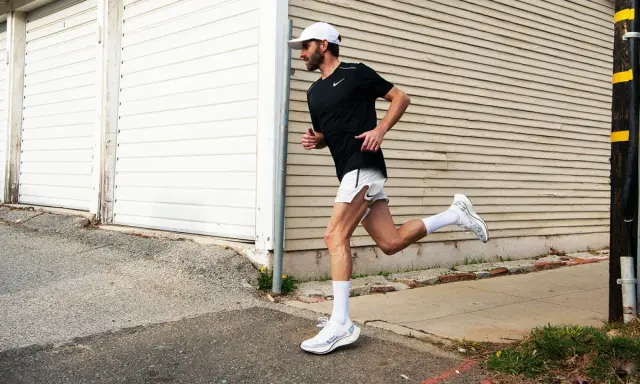 Man springer längs en trottoar, hans vader visar tecken på en gastrocnemius ruptur.