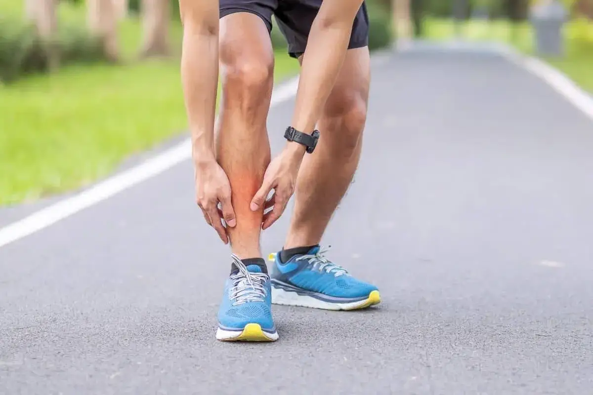L&ouml;pare med sm&auml;rta i smalbenet, r&ouml;dmarkerad zon indikerar rehab benhinneinflammation.
