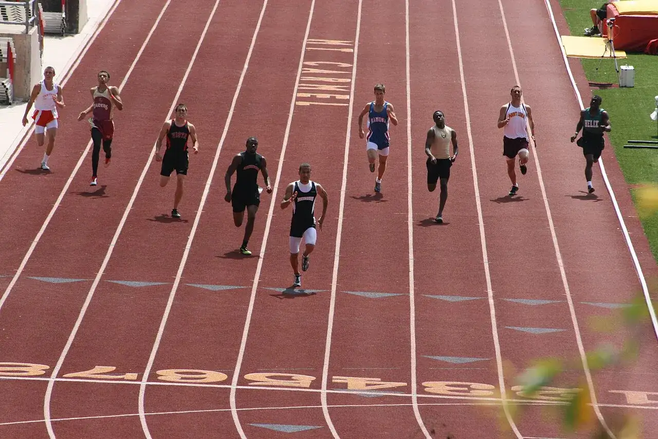 L&ouml;pare k&auml;mpar p&aring; banan under 400m intervaller.