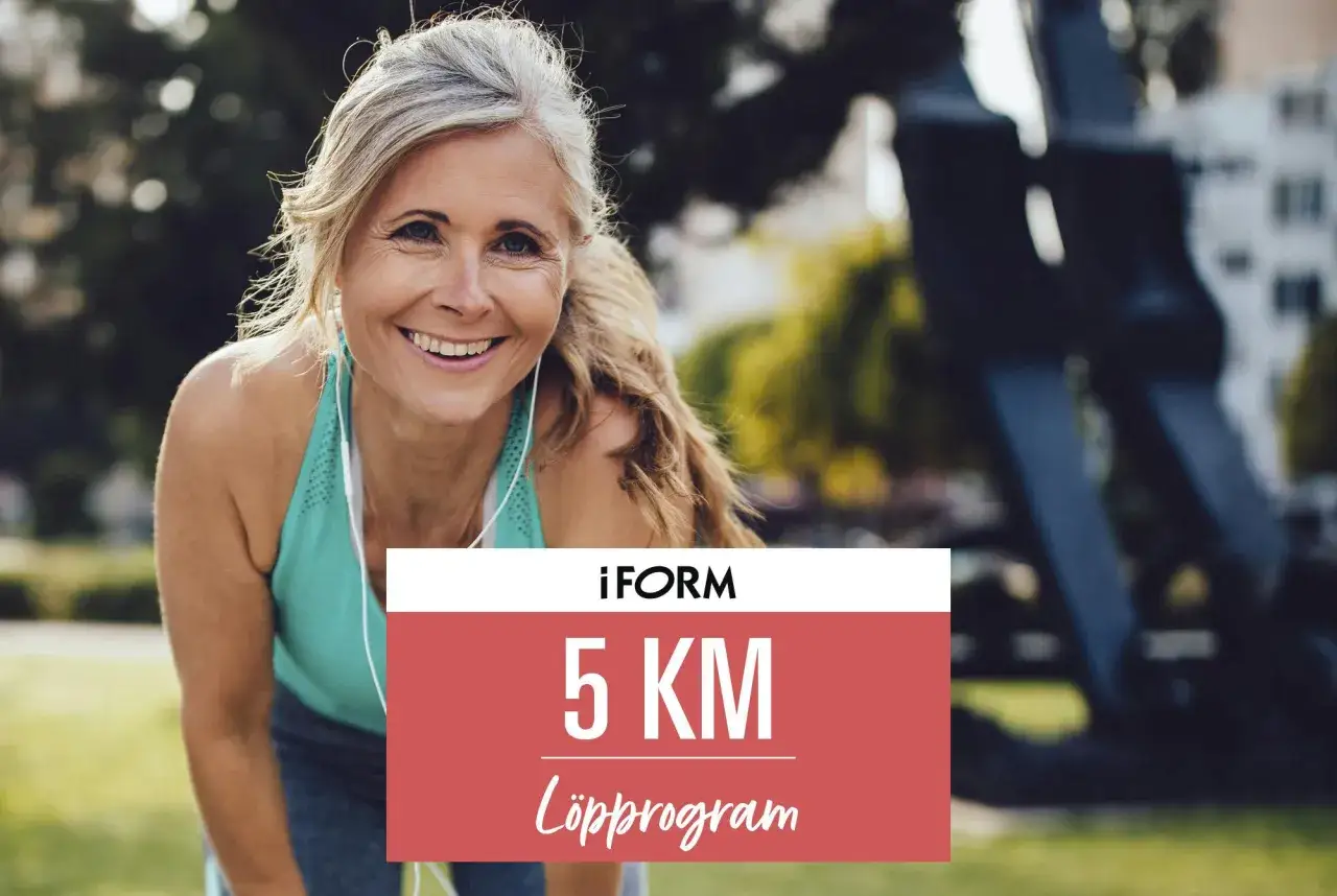 Glad kvinna med hörlurar redo att springa 5 km. Ett träningsprogram för att nå ditt mål.