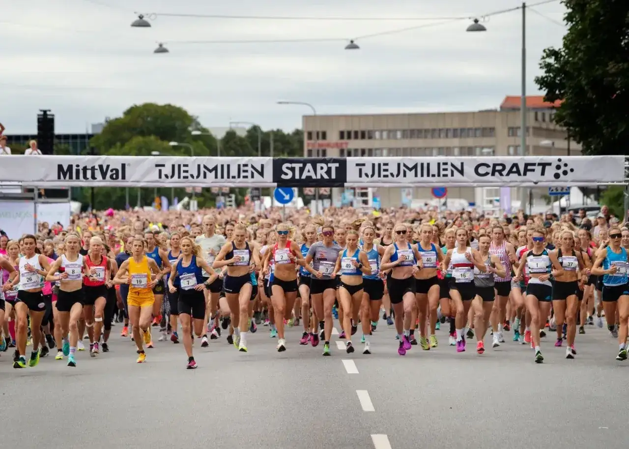 Startskottet har g&aring;tt f&ouml;r Tjejmilen! Tusentals kvinnor springer iv&auml;g l&auml;ngs tjejmilen bana, redo att k&auml;mpa.