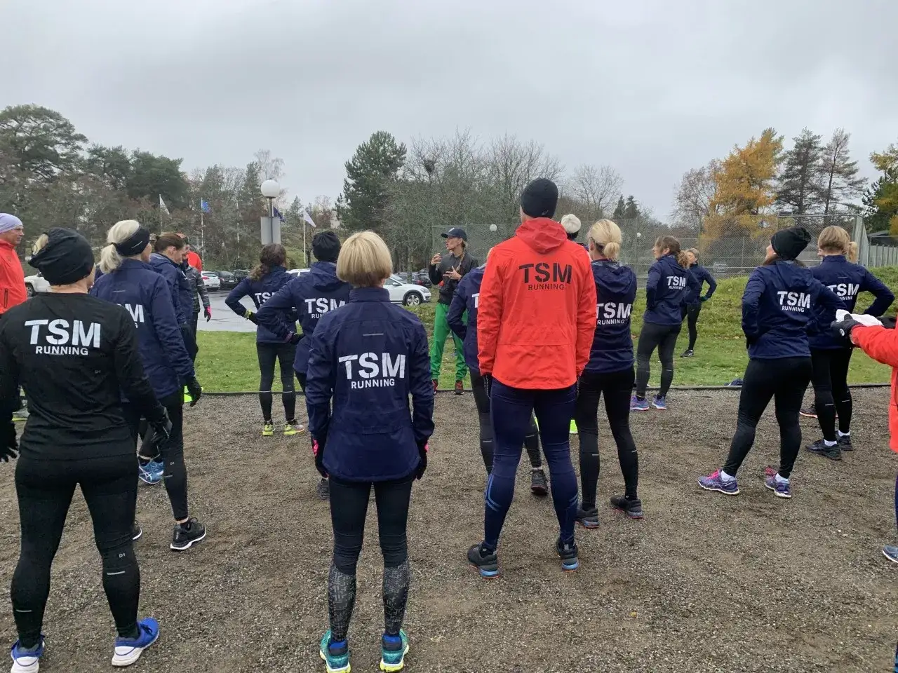 Ett team fr&aring;n TSM Running samlas utomhus, redo f&ouml;r tr&auml;ning.