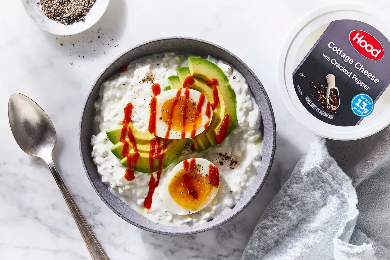 En skål med keso, avokado och ägg, toppad med chilisås. Ett perfekt keso mellanmål för energi.
