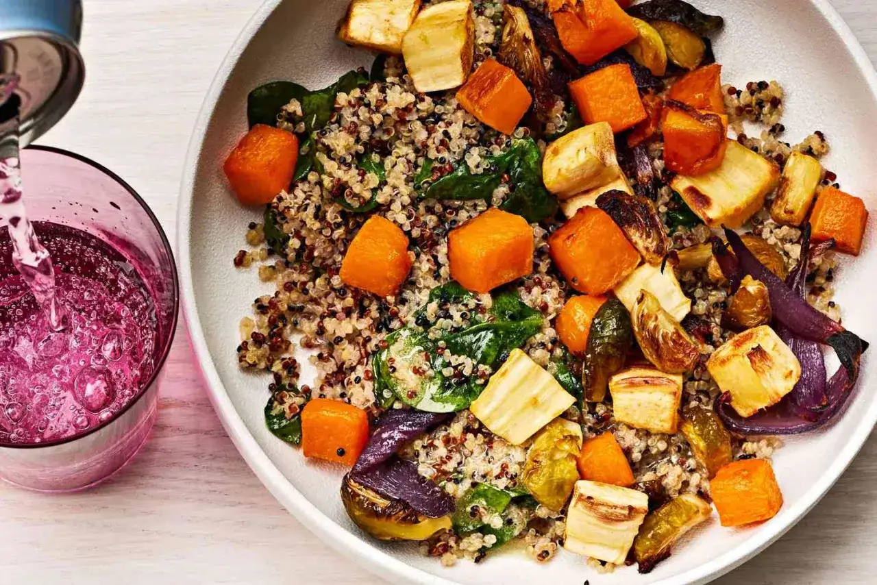 En skål med quinoa, rostade grönsaker och spenat. En perfekt måltid med 120 gram protein för en energifylld dag.