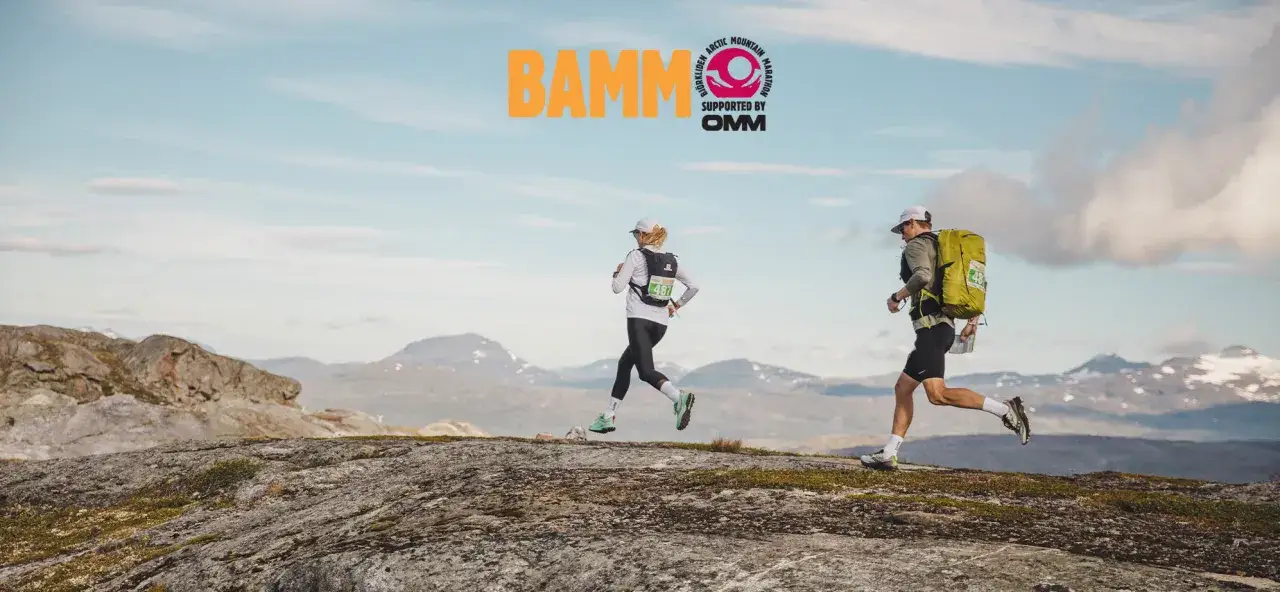 Tv&aring; l&ouml;pare springer &ouml;ver karg terr&auml;ng under BAMM, Bj&ouml;rkliden Arctic Mountain Marathon.