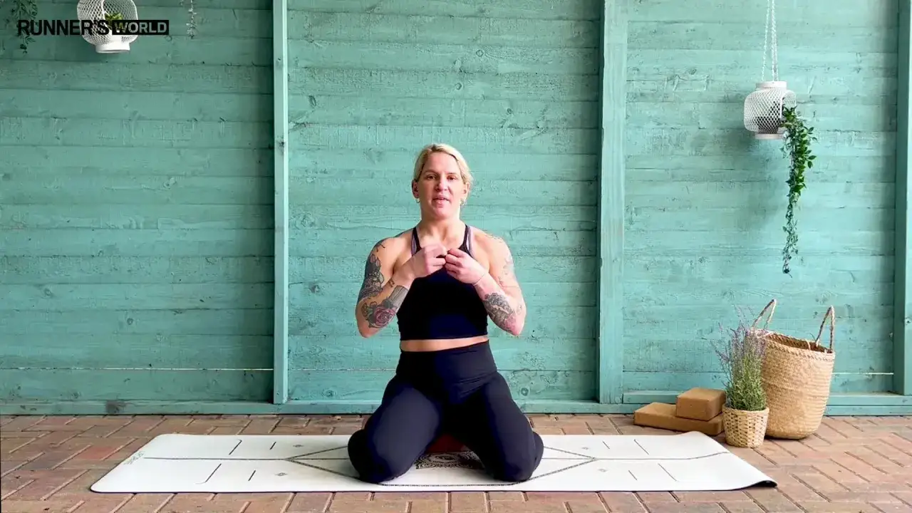 Kvinna p&aring; yogamatta visar hur ska man andas. Bakgrund av turkos tr&auml;v&auml;gg.