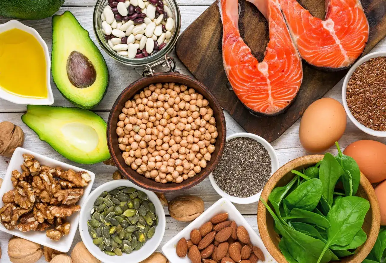 En härlig blandning av mat rik på omega 3: lax, avokado, nötter, frön och spenat.